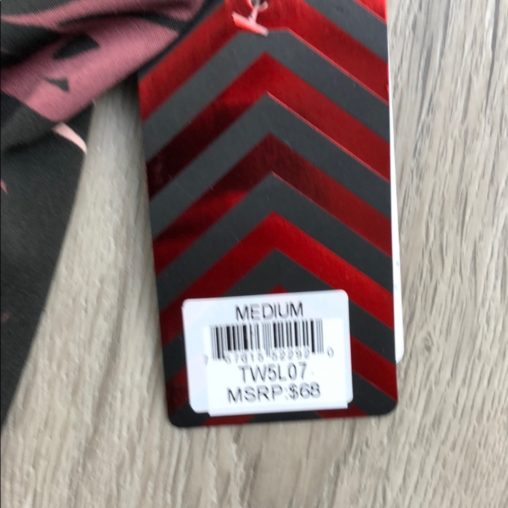 NWT Black/pink/rose colored leggings - Picture 5 of 8